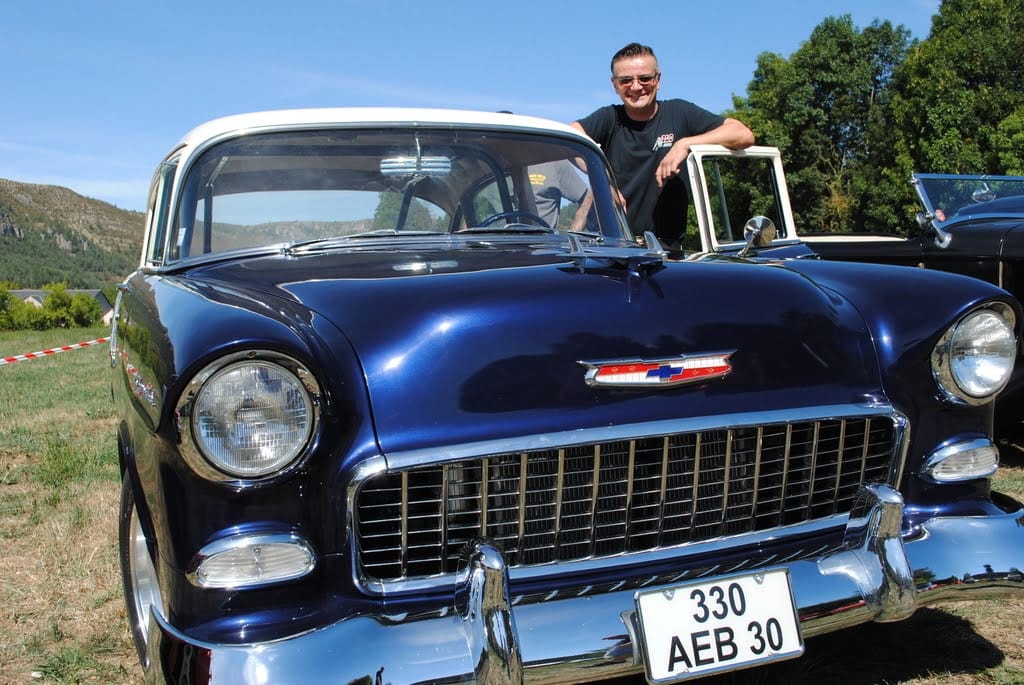Jean Lassalette tout heureux de rouler avec sa Chevy 55 apres quelques annees de dur labeur pour un superbe resultat